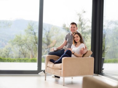 Evde tablet kullanan çift