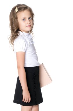 Stüdyonun arka planında üzgün küçük kız