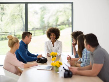 Modern ofis binasındaki bir toplantıda iş ekibi