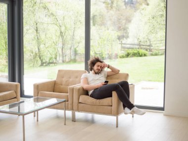 genç adam bir cep telefonu evde kullanma