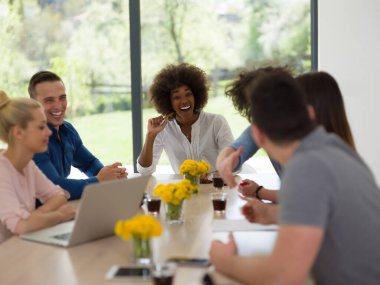 Modern ofis binasındaki bir toplantıda iş ekibi