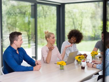 Modern ofis binasındaki bir toplantıda iş ekibi
