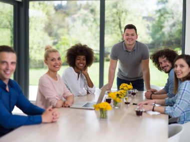 Çok ırklı başlangıç iş takım