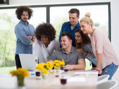 Modern ofis binasındaki bir toplantıda iş ekibi