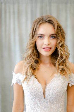 Fotoğraf stüdyosunda beyaz elbiseli hoş beyaz bir gelin portresi..
