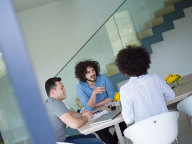 Çok ırklı başlangıç iş takım