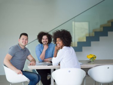 Çok ırklı başlangıç iş takım