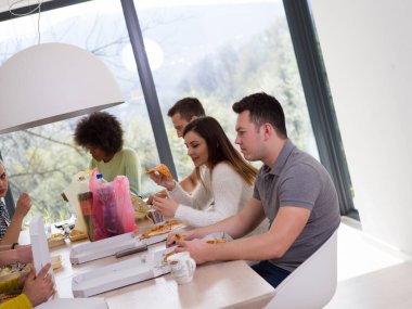 mutlu arkadaş öğle vakti çok ırklı grubu