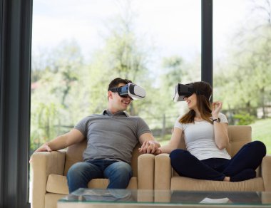 Sanal gerçeklik kulaklık kullanarak çift 