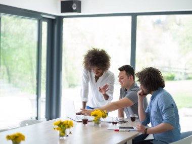Modern ofis binasındaki bir toplantıda iş ekibi
