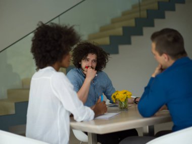 Çok ırklı başlangıç iş takım