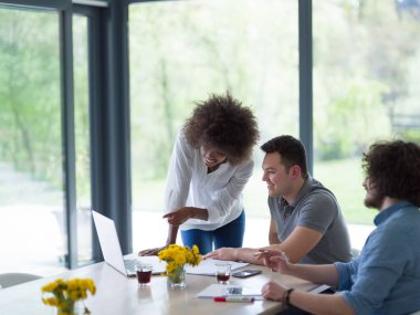 Modern ofis binasındaki bir toplantıda iş ekibi