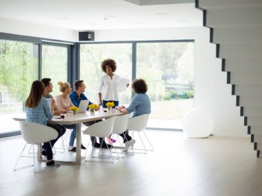 Çok ırklı başlangıç iş takım