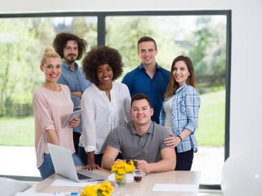 Çok ırklı başlangıç iş takım