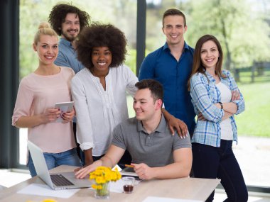 Çok ırklı başlangıç iş takım