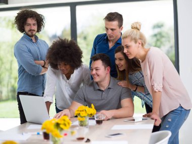 Modern ofis binasındaki bir toplantıda iş ekibi