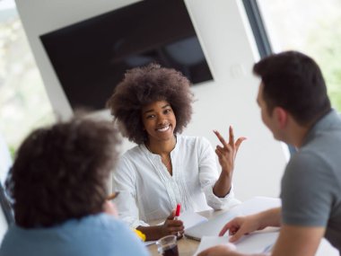 Modern ofis binasındaki bir toplantıda iş ekibi