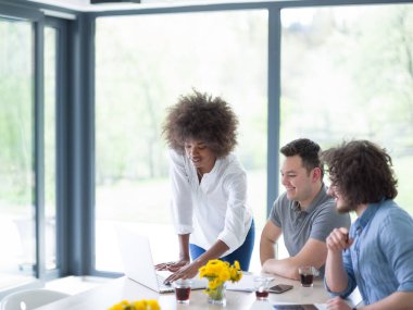 Çok ırklı başlangıç iş takım