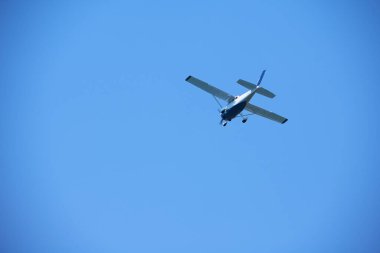 küçük uçak gökyüzünde