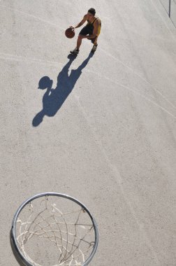 Sokak basketbolu oynayan adam.