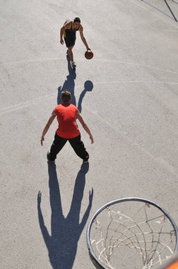 Sokak basketbol oynarken erkekler