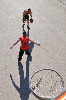 Sokak basketbol oynarken erkekler