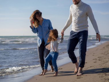 Genç aile, sonbahar günü tatilin tadını çıkarıyor.