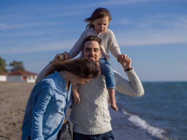 Genç aile, sonbahar günü tatilin tadını çıkarıyor.