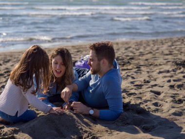 Genç aile, sonbahar günü tatilin tadını çıkarıyor.