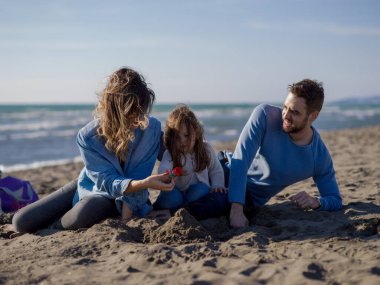 Genç aile, sonbahar günü tatilin tadını çıkarıyor.