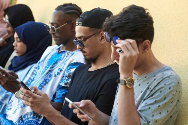 Akıllı telefonlar kullanan çok ırklı girişimci iş adamları grubu