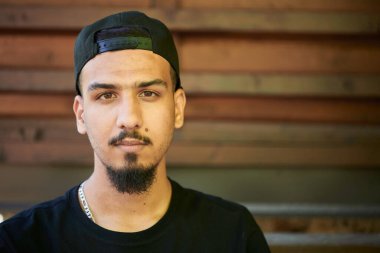 Ortadoğu modasına uygun öğrenci portresi