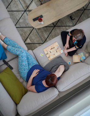 Anne ve kızı evde hafıza oyunu oynuyorlar