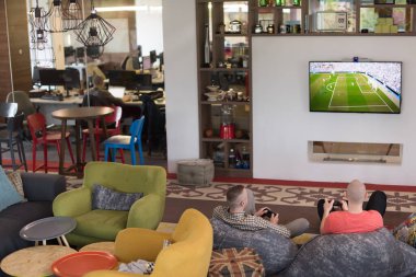 başlangıç Office işçi oynarken bilgisayar oyunları