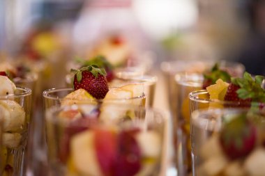 Meyve salatası gözlük