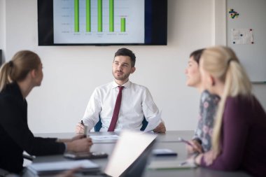 genç iş insanlar grubu office toplantıda üzerinde