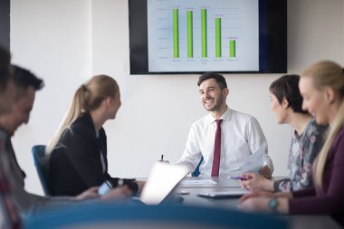 genç iş insanlar grubu office toplantıda üzerinde