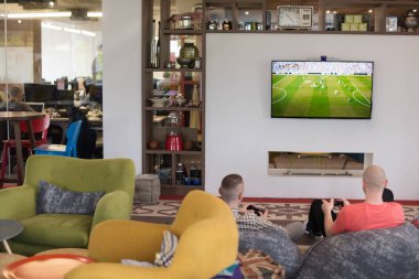 başlangıç Office işçi oynarken bilgisayar oyunları