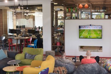 başlangıç Office işçi oynarken bilgisayar oyunları