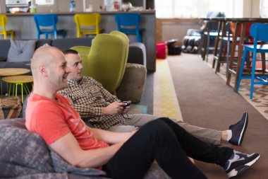 başlangıç Office işçi oynarken bilgisayar oyunları