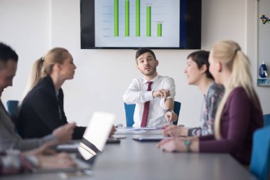 genç iş insanlar grubu office toplantıda üzerinde