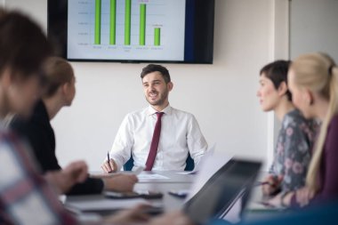 genç iş insanlar grubu office toplantıda üzerinde