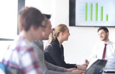 genç iş insanlar grubu office toplantıda üzerinde