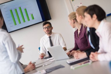 modern ofis takım toplantıda genç iş insanlar grubu
