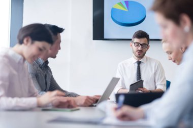 modern ofis takım toplantıda genç iş insanlar grubu