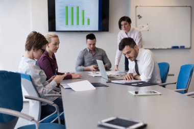 modern ofis takım toplantıda genç iş insanlar grubu