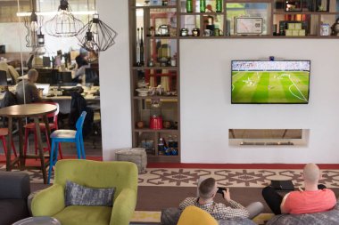 başlangıç Office işçi oynarken bilgisayar oyunları
