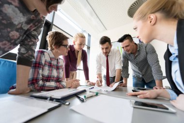 Girişim ekibi modern ofiste toplantı yapıyor.