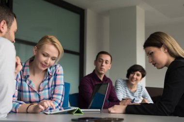 Modern ofis binasındaki bir toplantıda iş ekibi