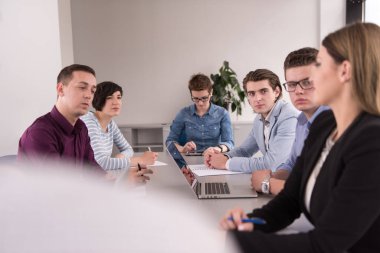 Modern ofis binasındaki bir toplantıda iş ekibi